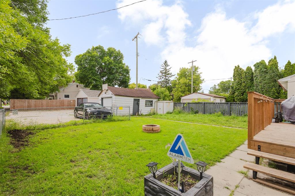 Photo 1 of 872 Chalmers Avenue, Winnipeg MB