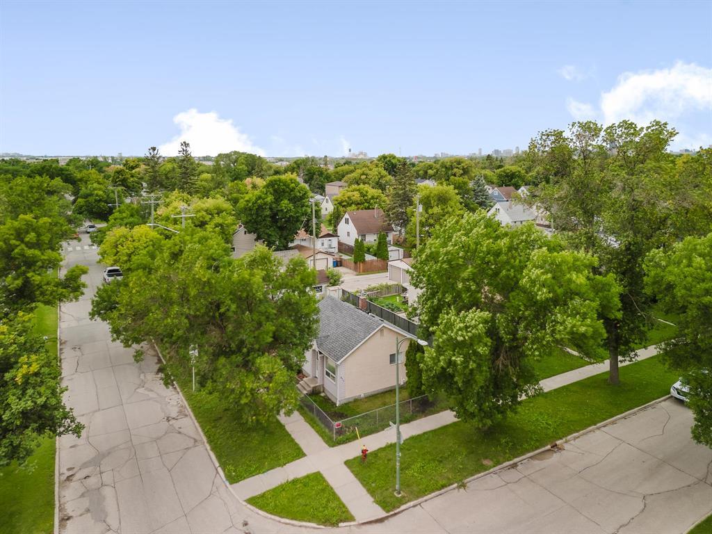 Photo 24 of 872 Chalmers Avenue, Winnipeg MB
