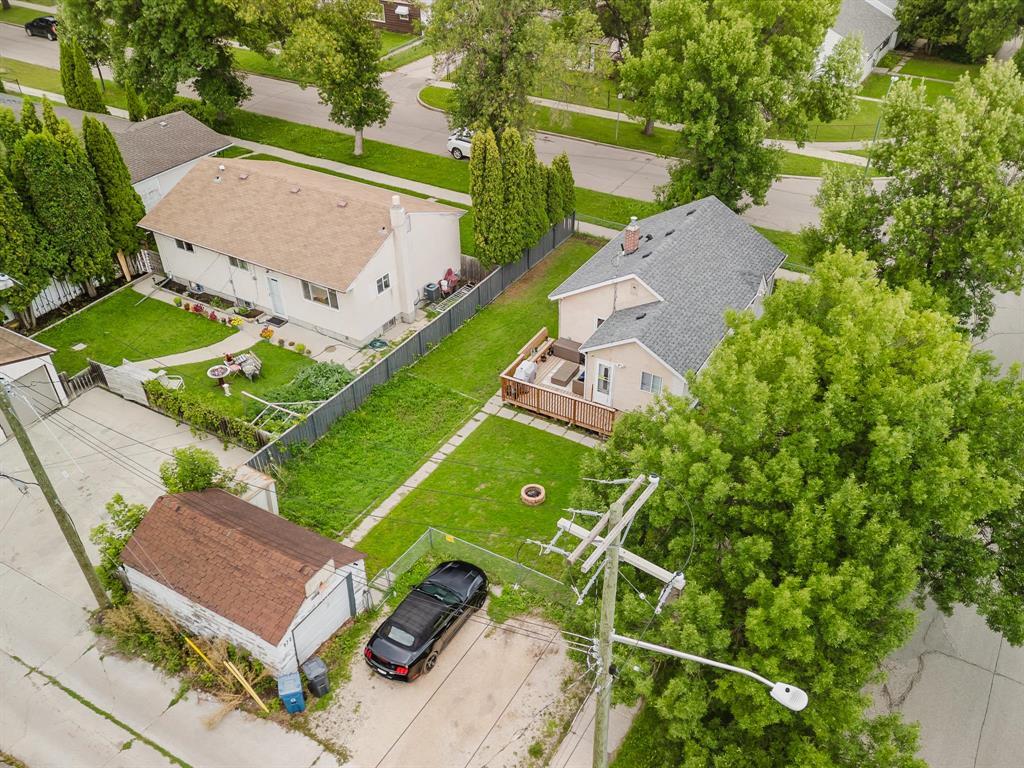 Photo 5 of 872 Chalmers Avenue, Winnipeg MB