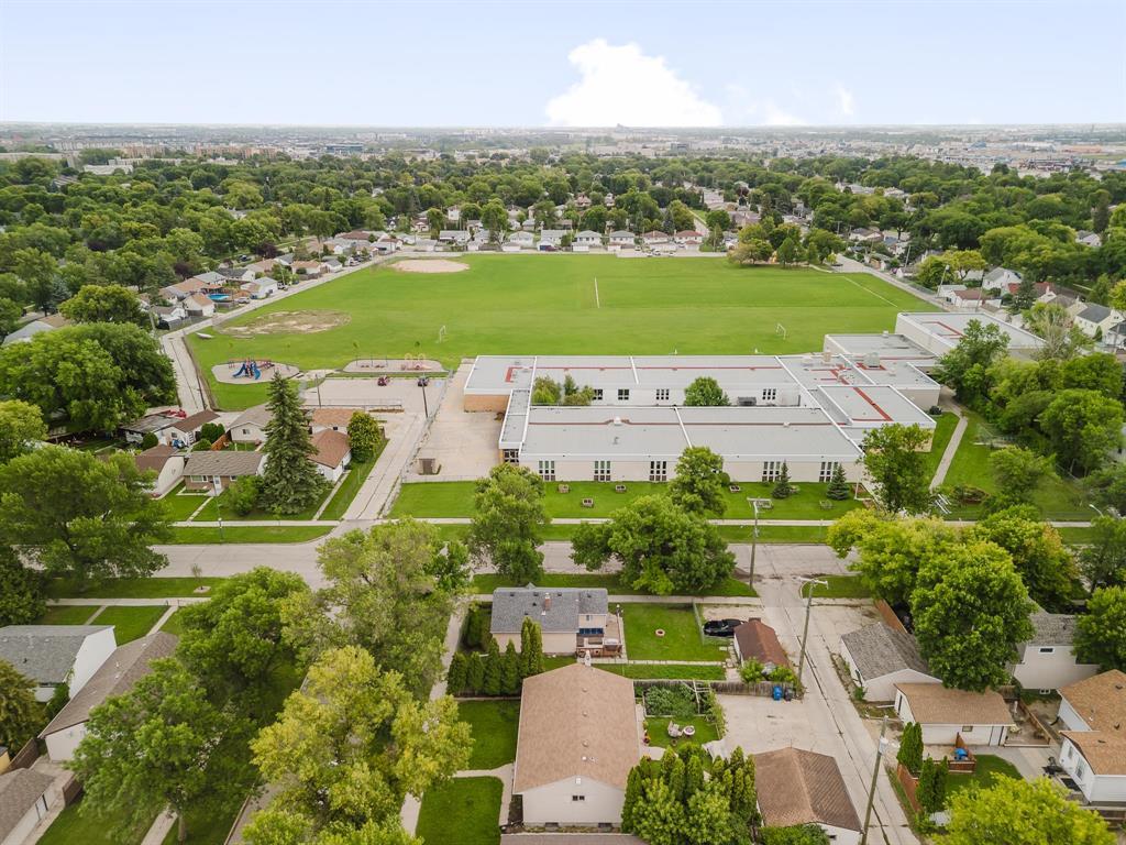 Photo 10 of 872 Chalmers Avenue, Winnipeg MB