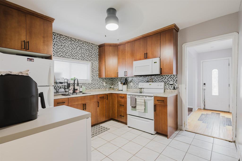 Photo 3 of 872 Chalmers Avenue, Winnipeg MB