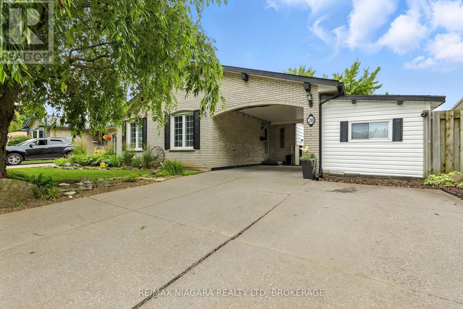 Photo 1 of 20 Centennial Drive, St Catharines ON