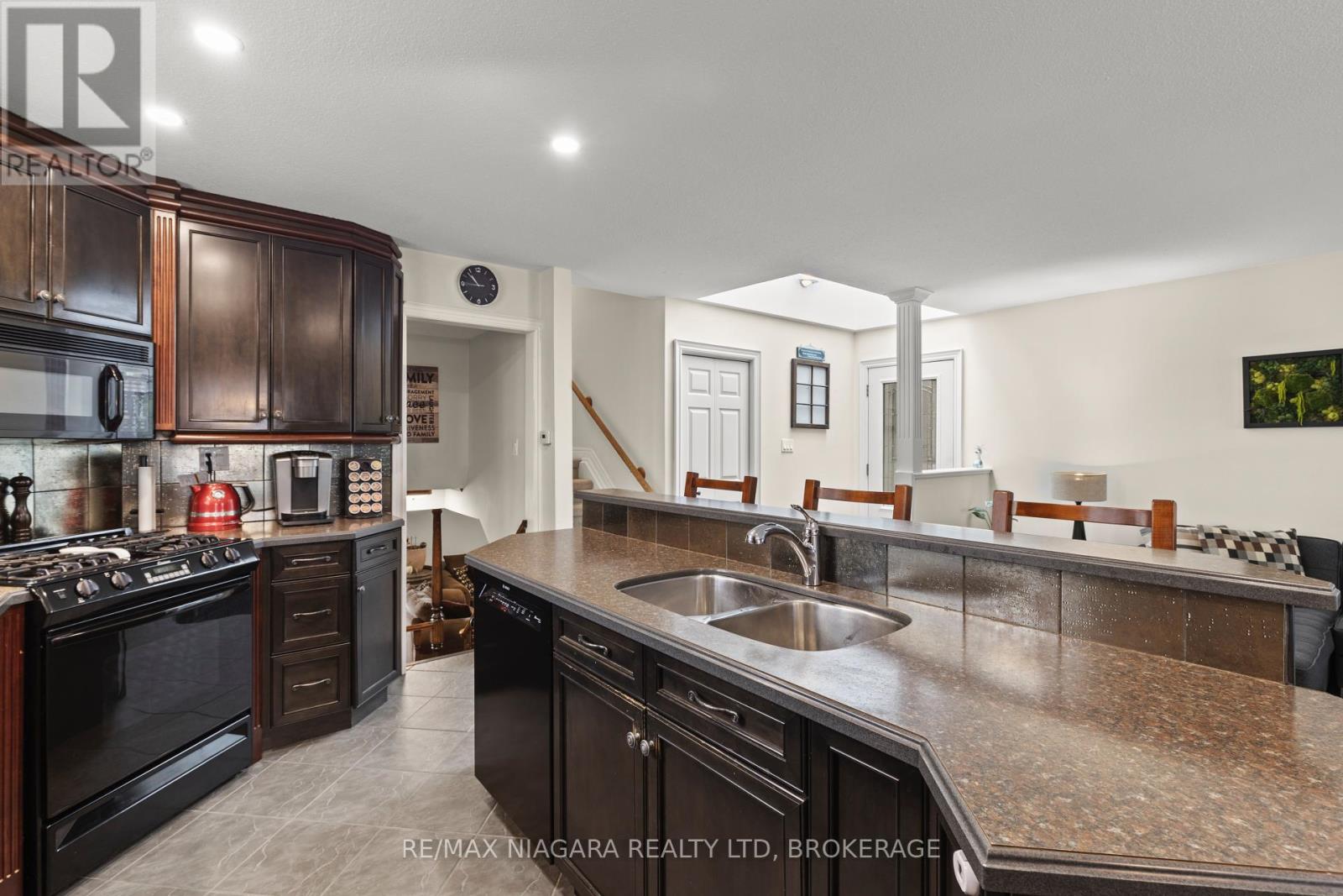 Photo 12 of 20 Centennial Drive, St Catharines ON