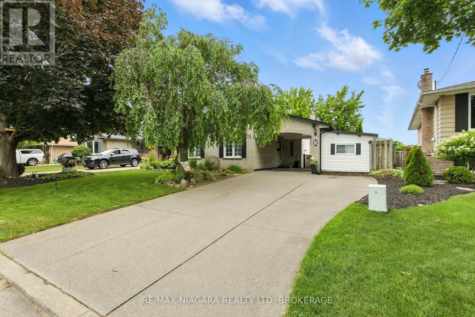 Photo 2 of 20 Centennial Drive, St Catharines ON