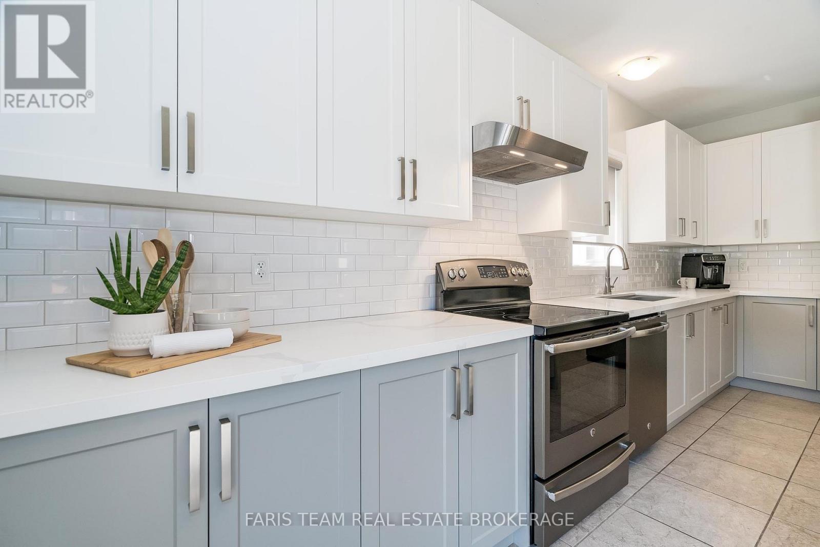 Photo 6 of 1377 Sheldon Street, Innisfil ON