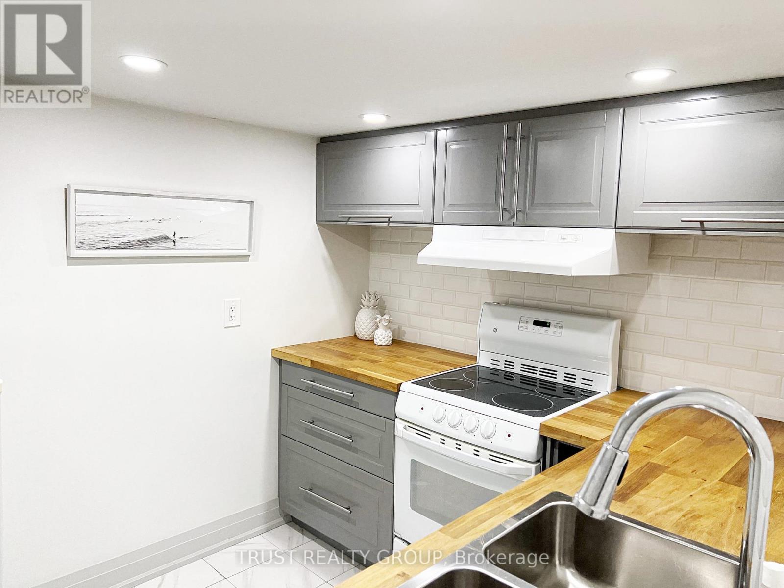 Photo 6 of Bsmt 266 Roncesvalles Avenue, Toronto ON