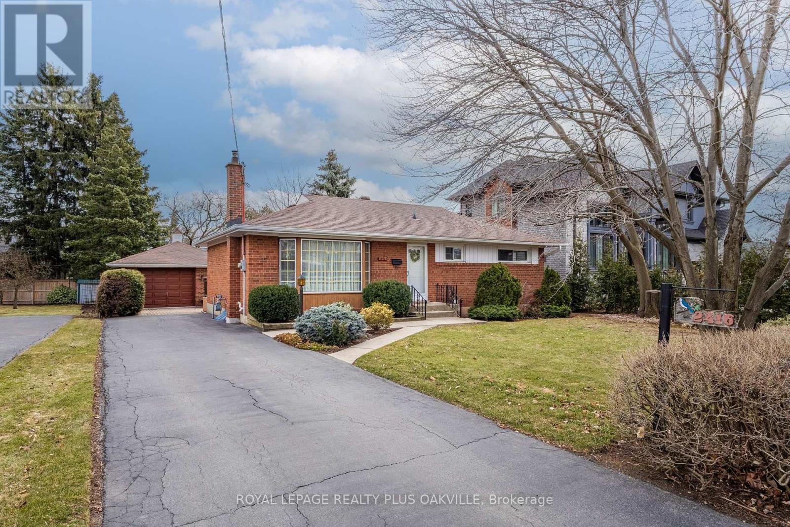 Photo 3 of 2416 Rebecca Street, Oakville ON