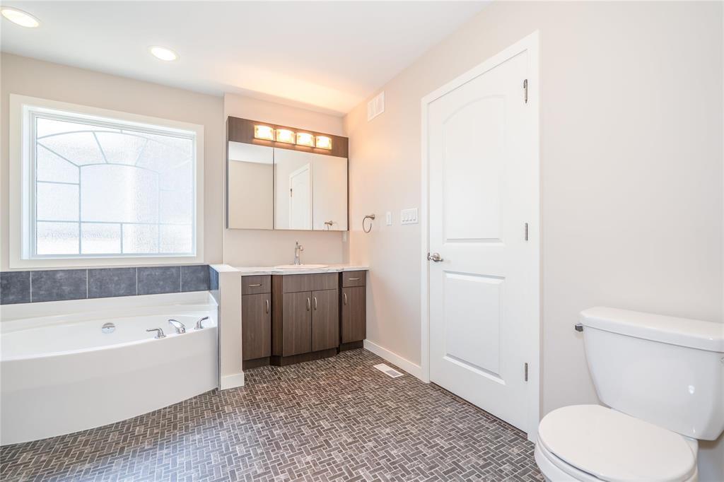 Photo 18 of 47 Eagleview Road, Winnipeg MB