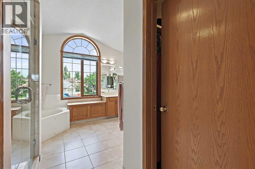 Single Family House for Sale in  Schiller Crescent NW Scenic Acres Calgary 