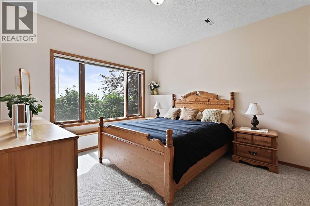 Single Family House for Sale in  Schiller Crescent NW Scenic Acres Calgary 