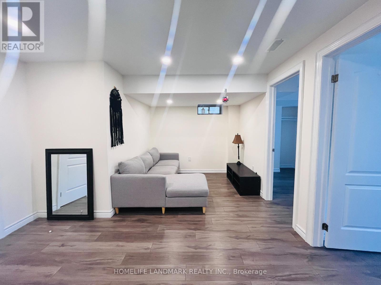 Photo 8 of Bsmt 21 Plantain Lane, Richmond Hill ON