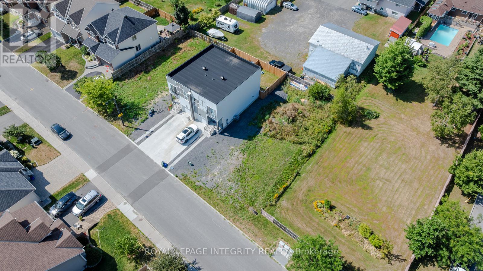 Photo 37 of 877 A Contour Street, Ottawa ON