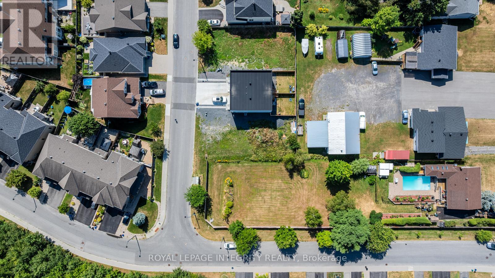 Photo 6 of 877 A Contour Street, Ottawa ON