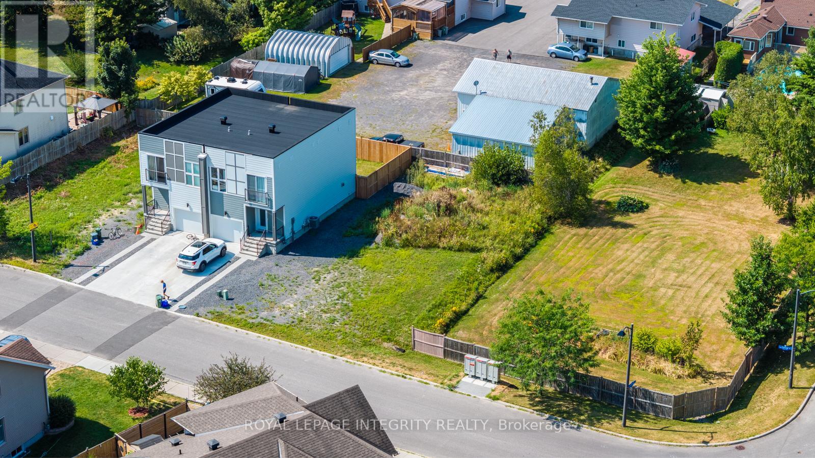 Photo 9 of 877 A Contour Street, Ottawa ON
