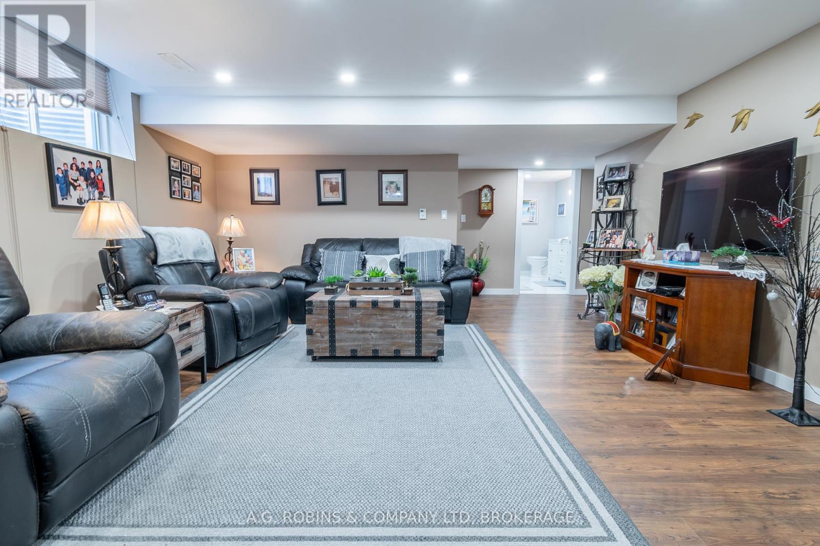 Photo 37 of 103 Tuliptree Road, Thorold ON