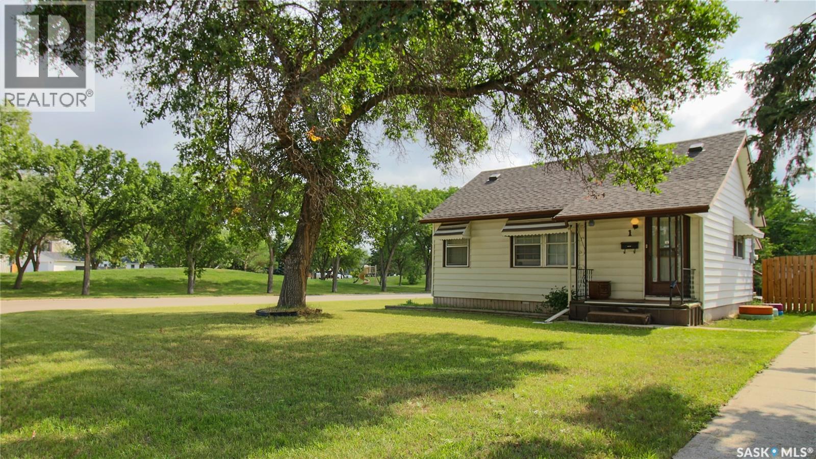 Single Family House Bungalow for Sale in  Ingersoll CRESCENT Regina 