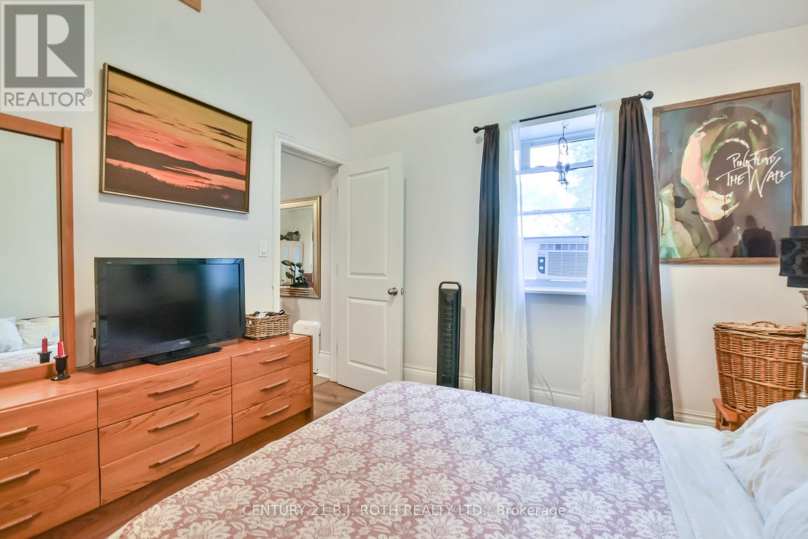 Photo 21 of 57 Penetang Street, Barrie ON