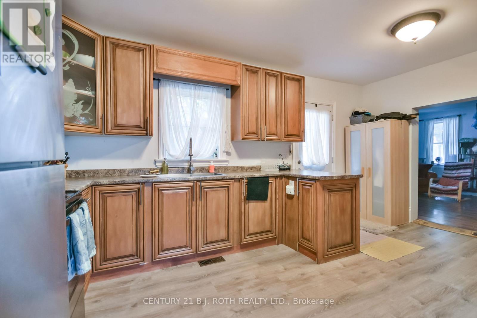 Photo 17 of 57 Penetang Street, Barrie ON