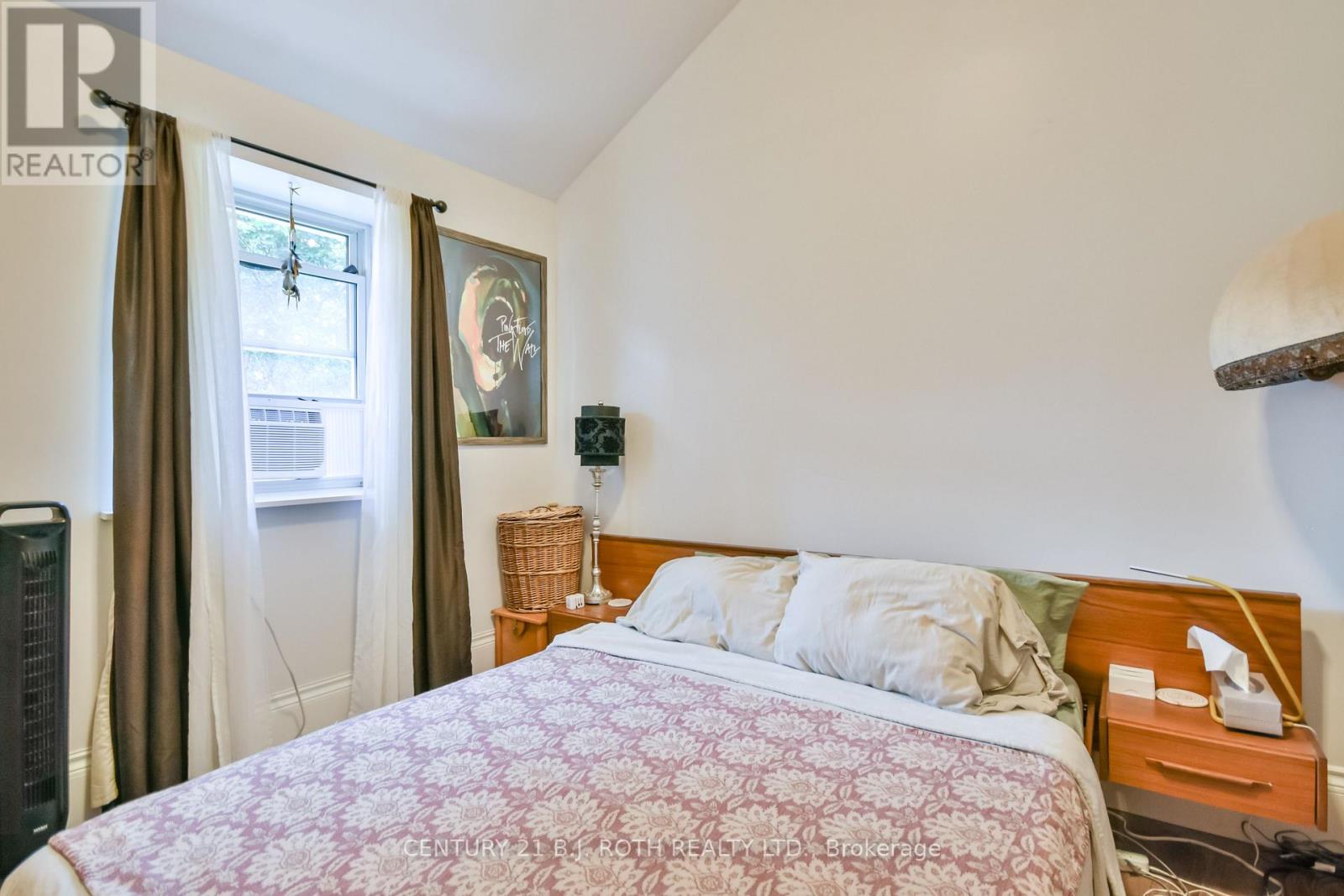 Photo 20 of 57 Penetang Street, Barrie ON