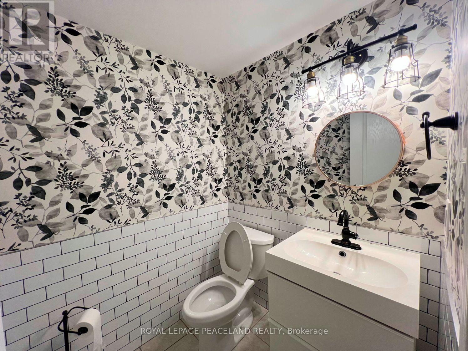 Photo 10 of 27 Leadenhall Road, Brampton ON