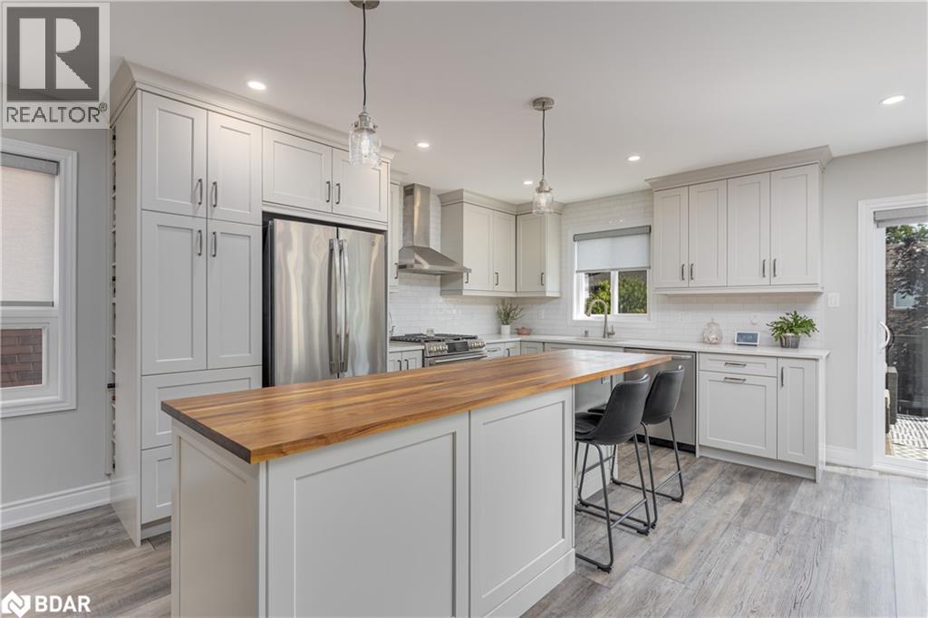 Photo 11 of 143 Crompton Drive, Barrie ON