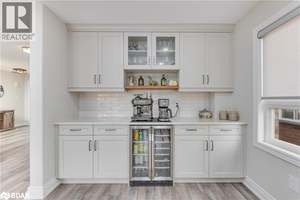 Photo 14 of 143 Crompton Drive, Barrie ON