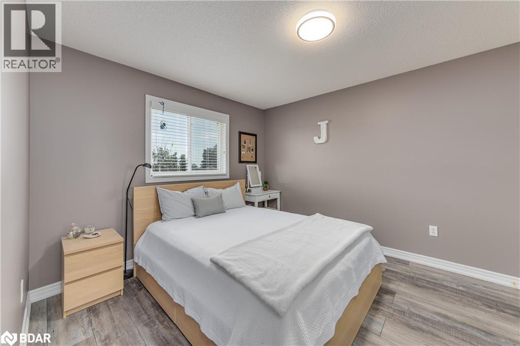 Photo 30 of 143 Crompton Drive, Barrie ON
