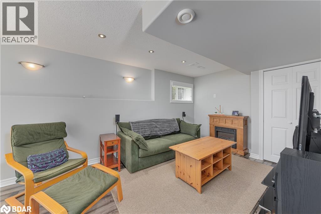 Photo 40 of 143 Crompton Drive, Barrie ON