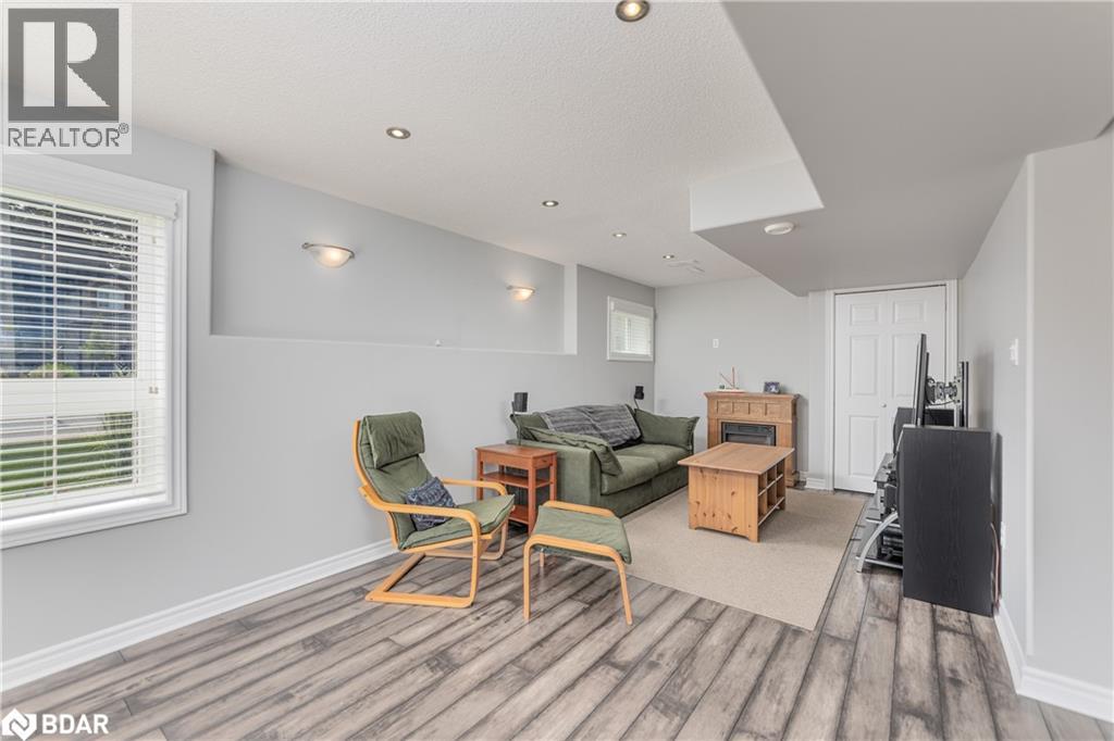 Photo 39 of 143 Crompton Drive, Barrie ON