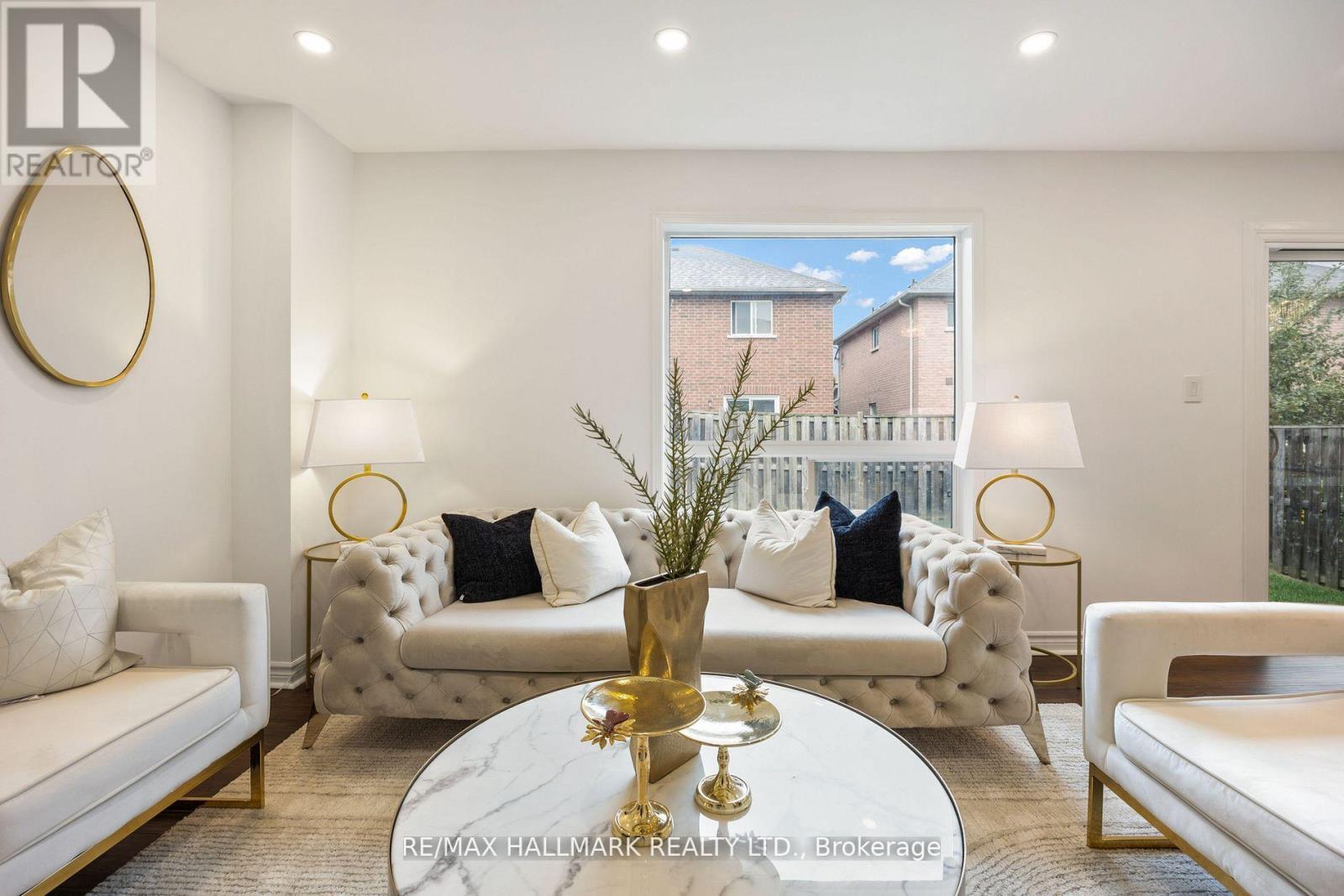 Photo 10 of 83 Matthew Boyd Crescent, Newmarket ON