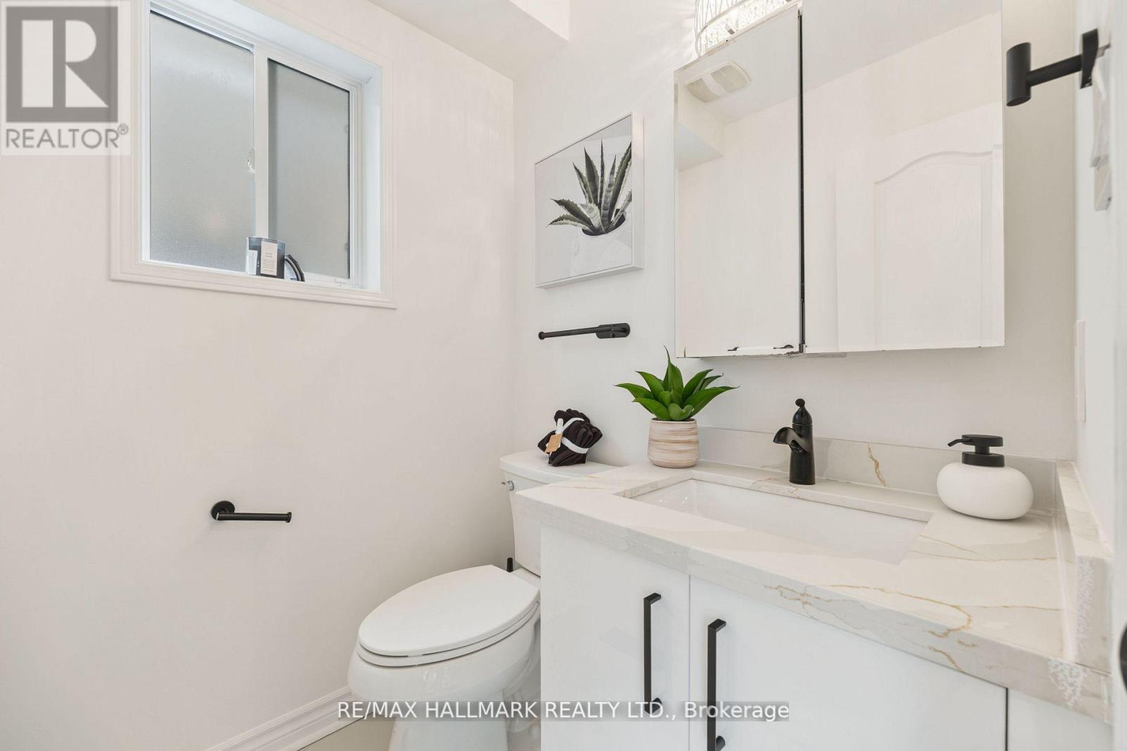 Photo 13 of 83 Matthew Boyd Crescent, Newmarket ON