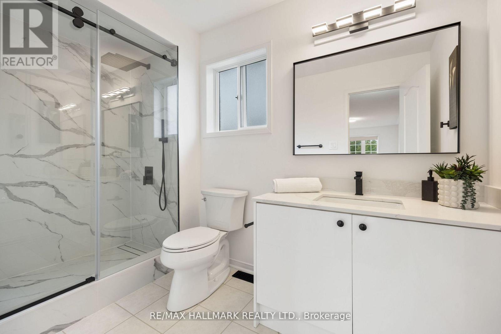 Photo 18 of 83 Matthew Boyd Crescent, Newmarket ON