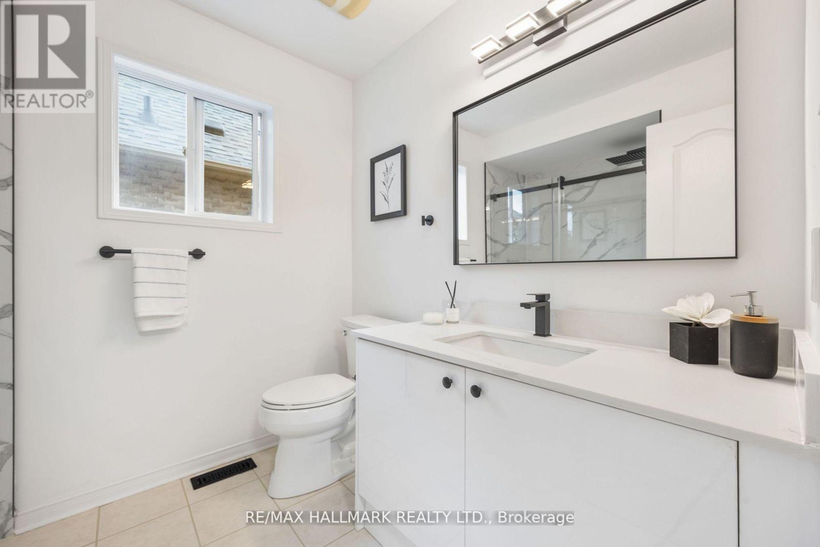 Photo 21 of 83 Matthew Boyd Crescent, Newmarket ON