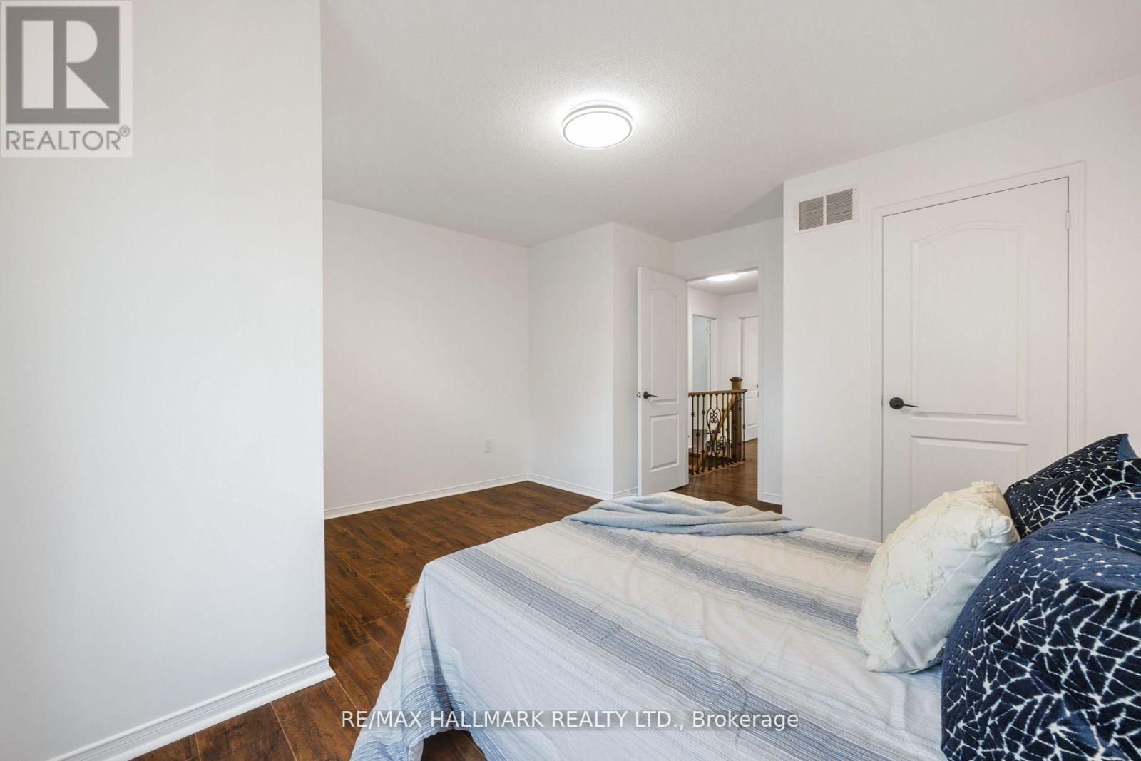 Photo 23 of 83 Matthew Boyd Crescent, Newmarket ON