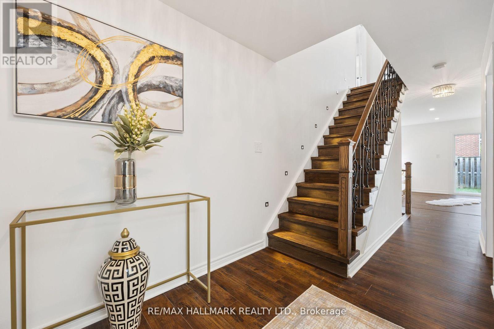 Photo 3 of 83 Matthew Boyd Crescent, Newmarket ON