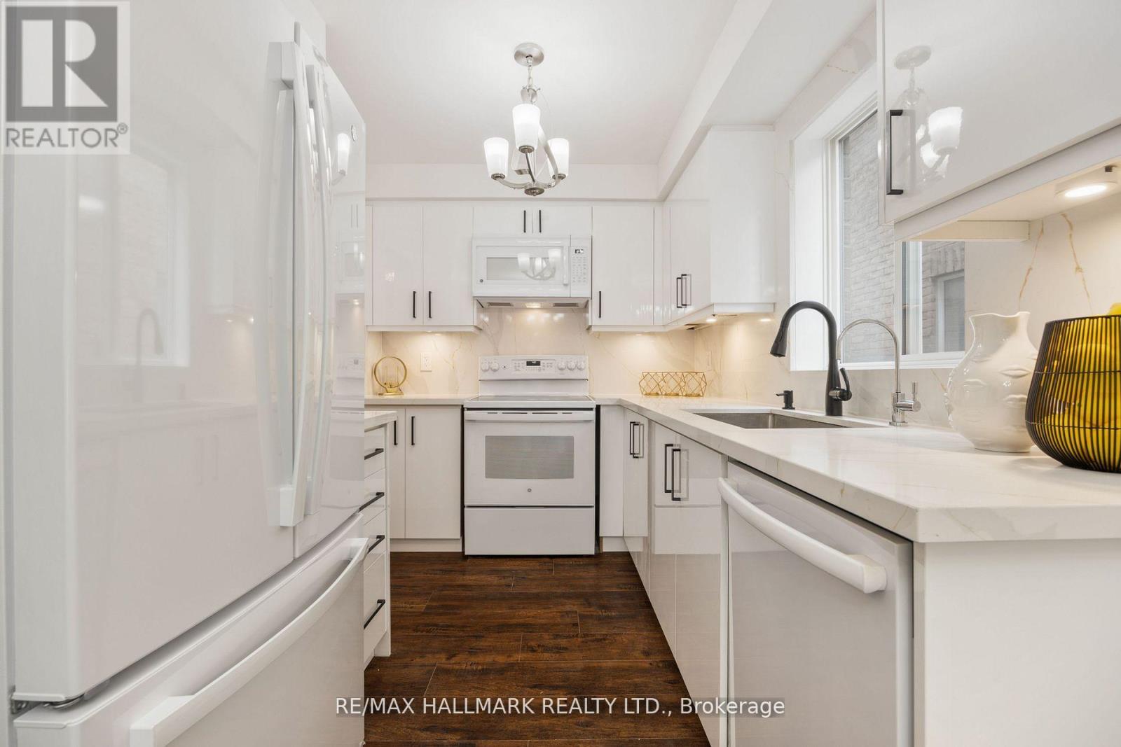 Photo 4 of 83 Matthew Boyd Crescent, Newmarket ON