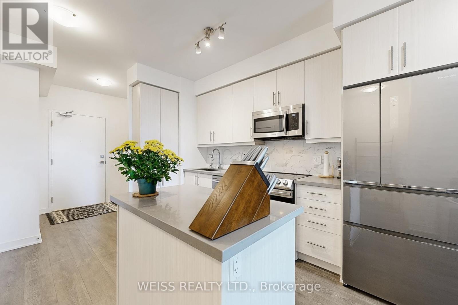 Photo 12 of 802 75 Oneida Crescent, Richmond Hill ON