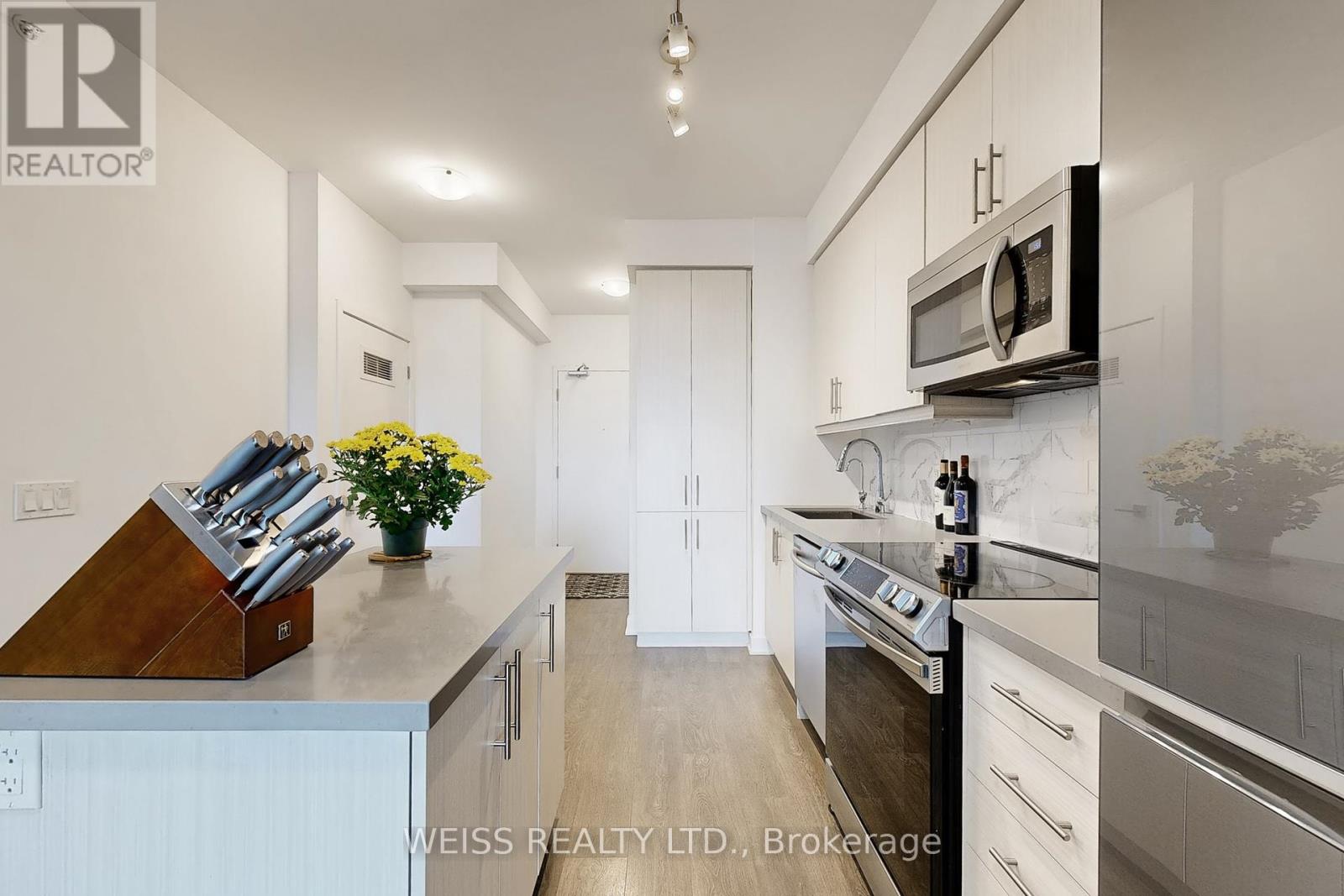 Photo 13 of 802 75 Oneida Crescent, Richmond Hill ON