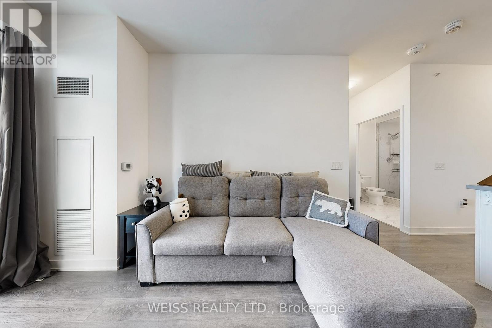 Photo 5 of 802 75 Oneida Crescent, Richmond Hill ON