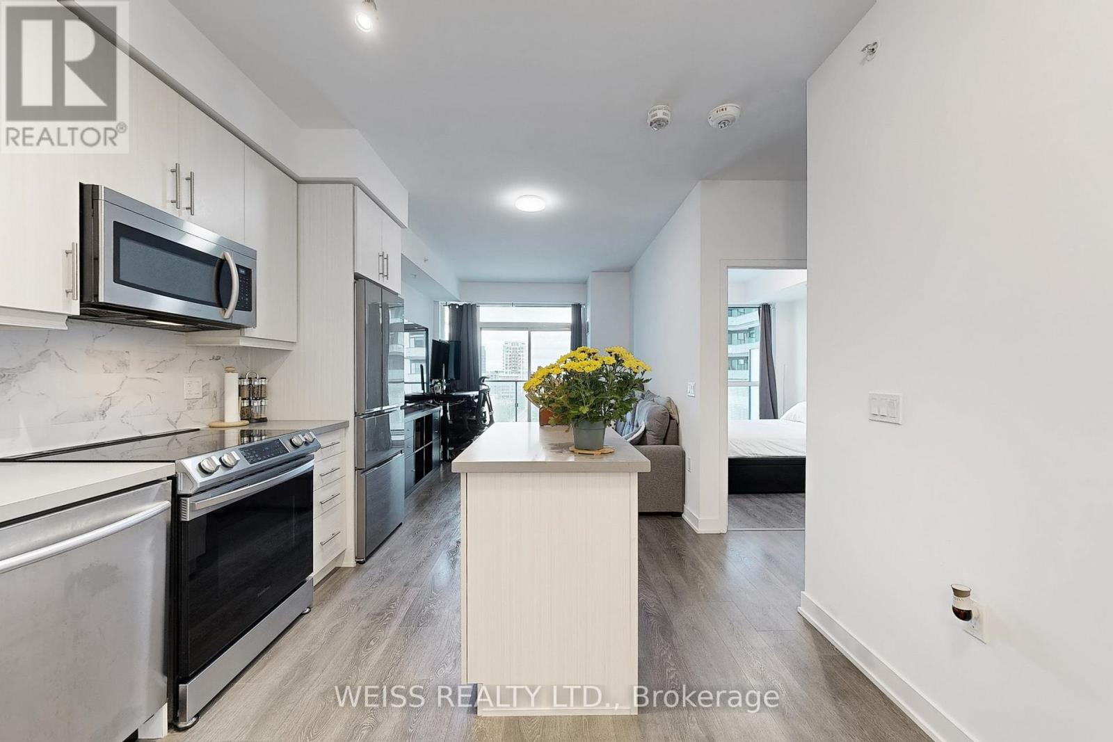 Photo 9 of 802 75 Oneida Crescent, Richmond Hill ON
