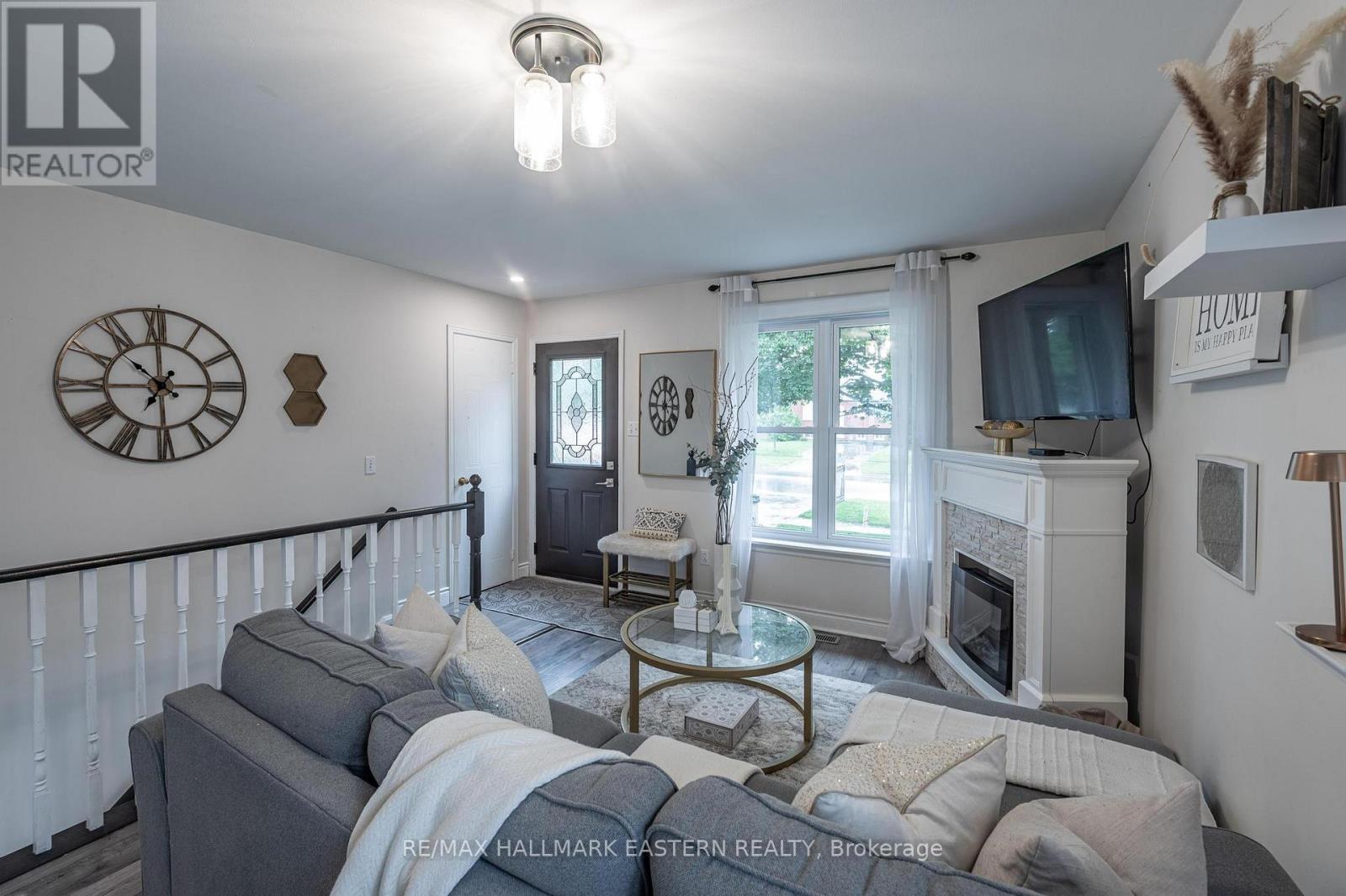 Photo 2 of 297 Towerhill Road, Peterborough North ON