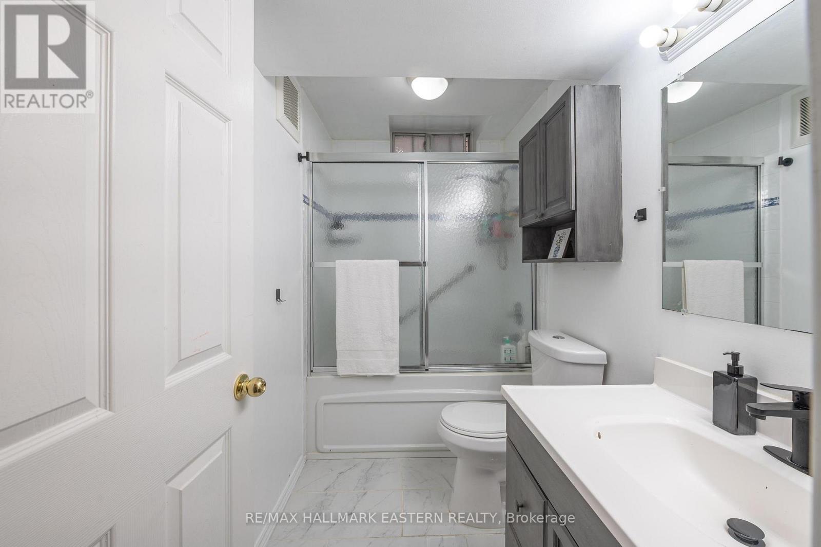 Photo 21 of 297 Towerhill Road, Peterborough North ON