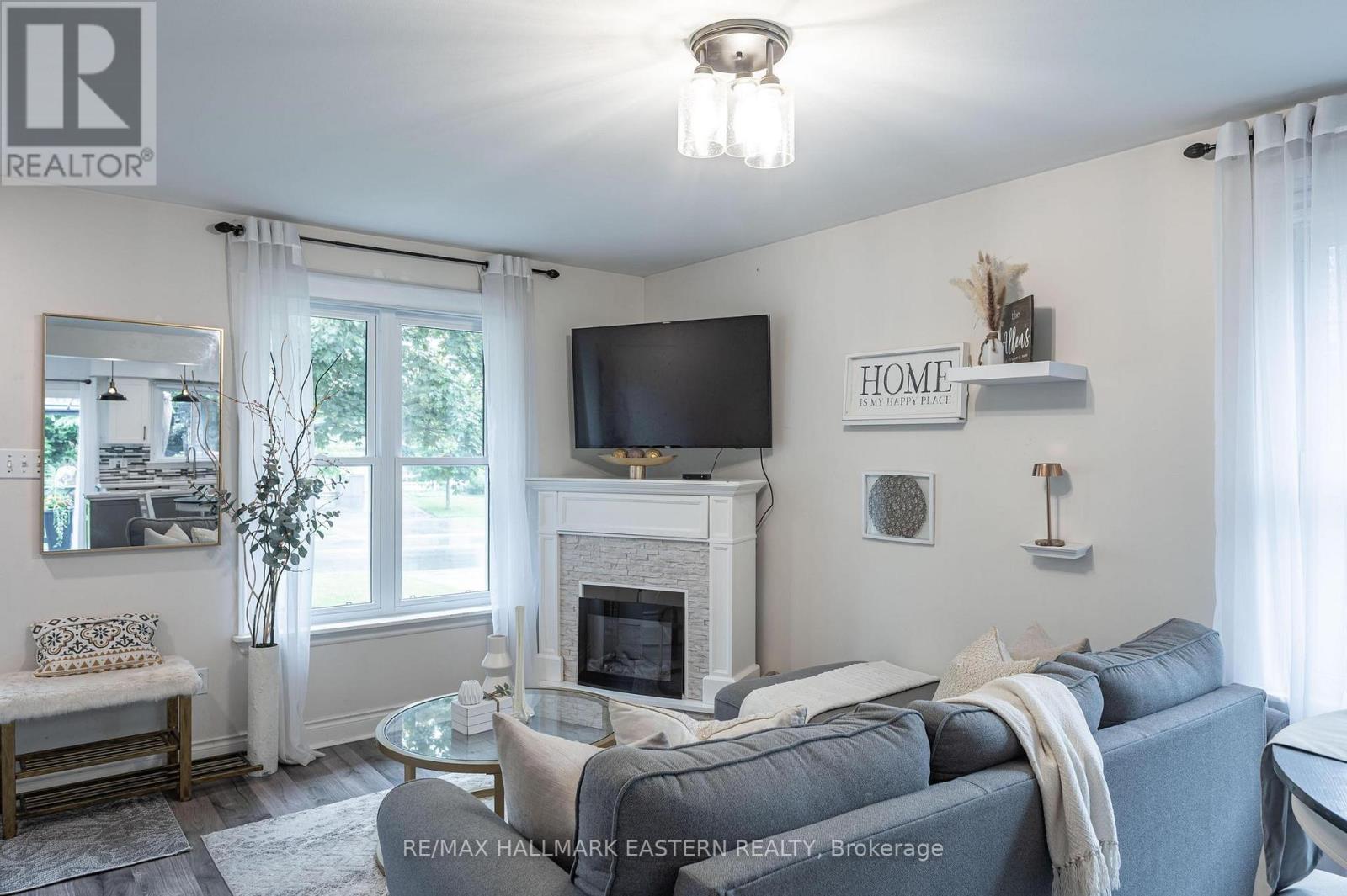 Photo 3 of 297 Towerhill Road, Peterborough North ON