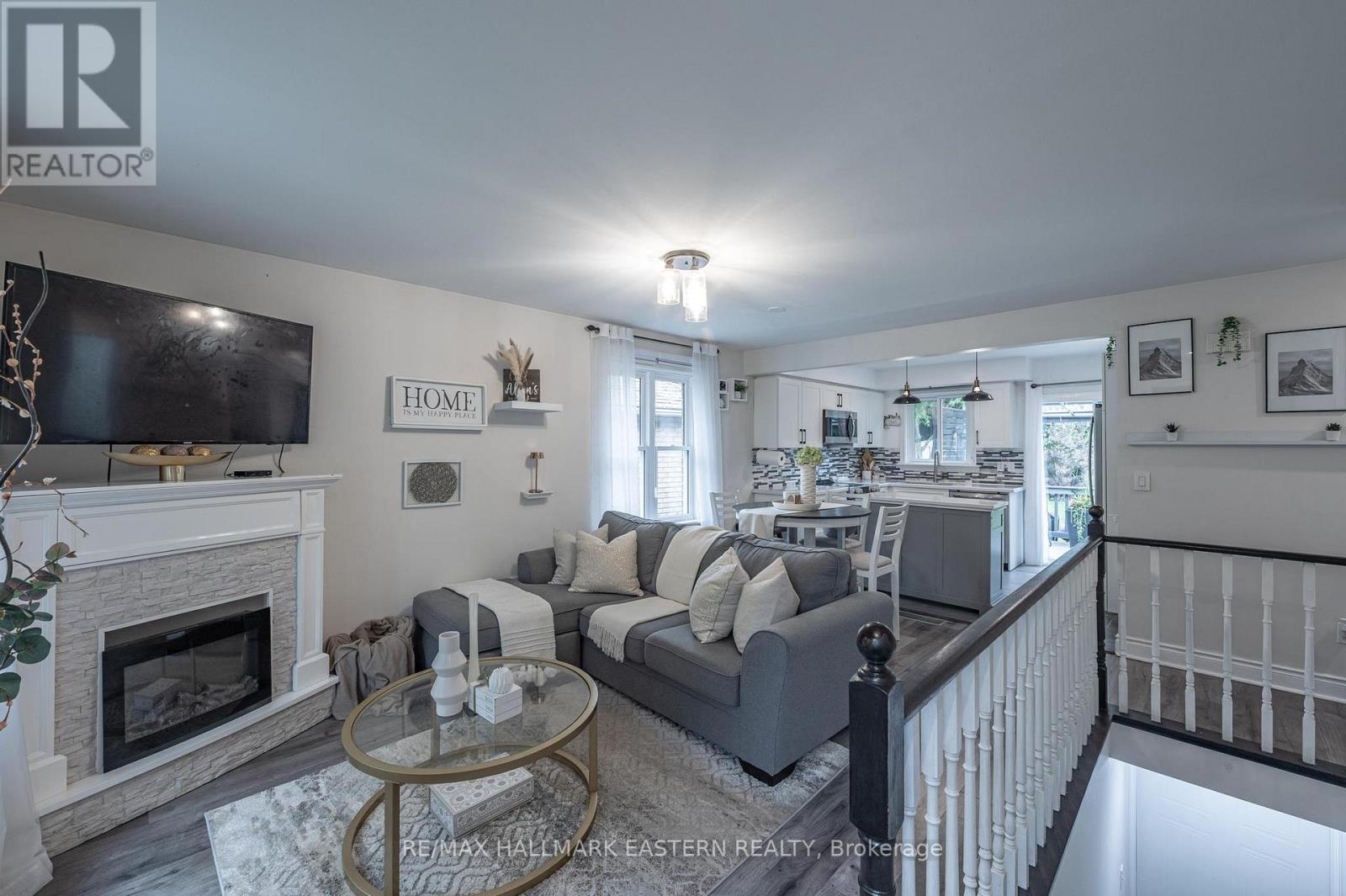 Photo 4 of 297 Towerhill Road, Peterborough North ON