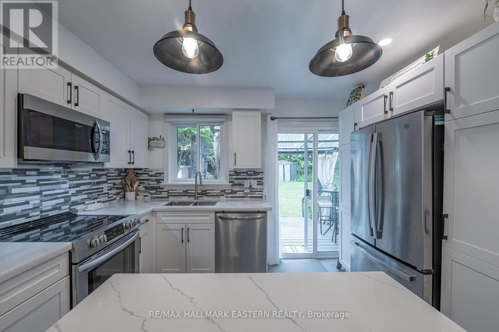 Photo 6 of 297 Towerhill Road, Peterborough North ON