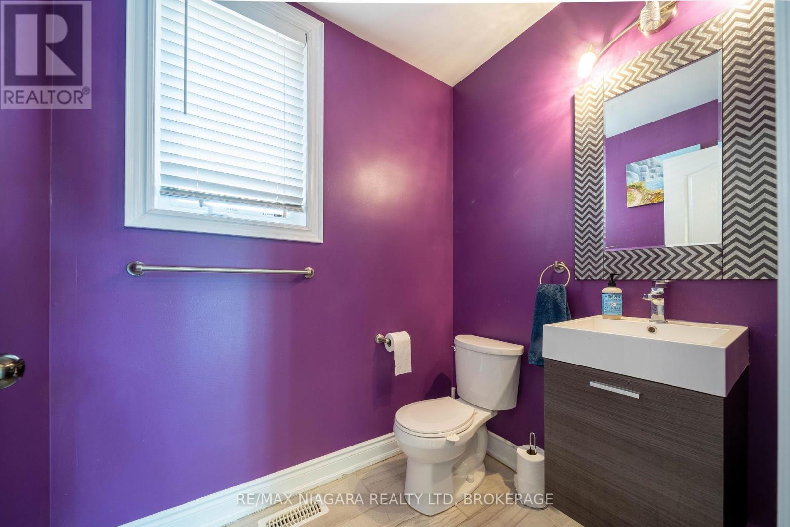 Photo 10 of 8285 Elderberry Drive, Niagara Falls ON