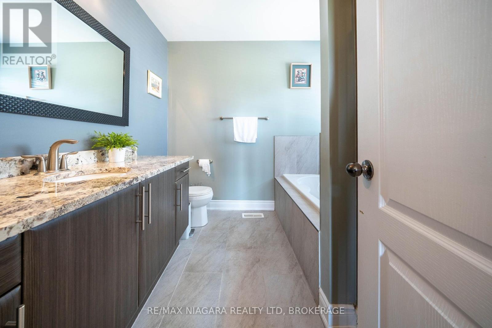 Photo 28 of 8285 Elderberry Drive, Niagara Falls ON