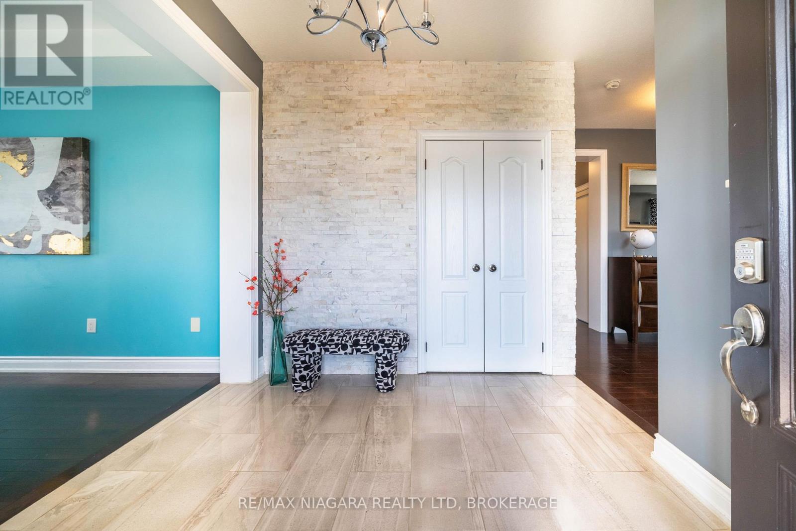 Photo 5 of 8285 Elderberry Drive, Niagara Falls ON