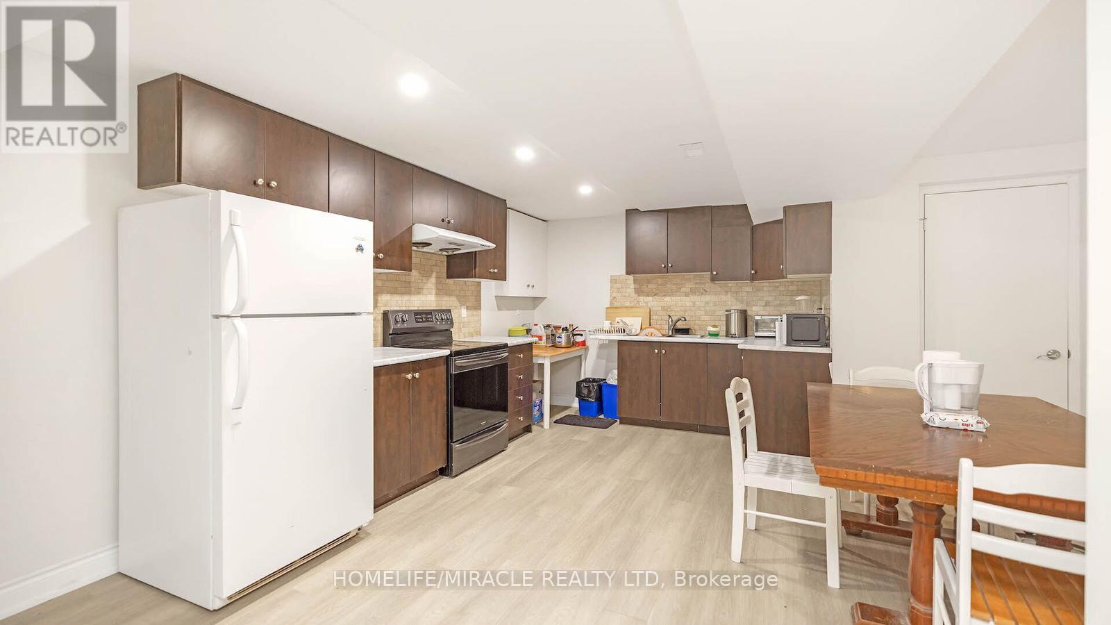 Photo 5 of 61 Horsham Street, Brampton ON