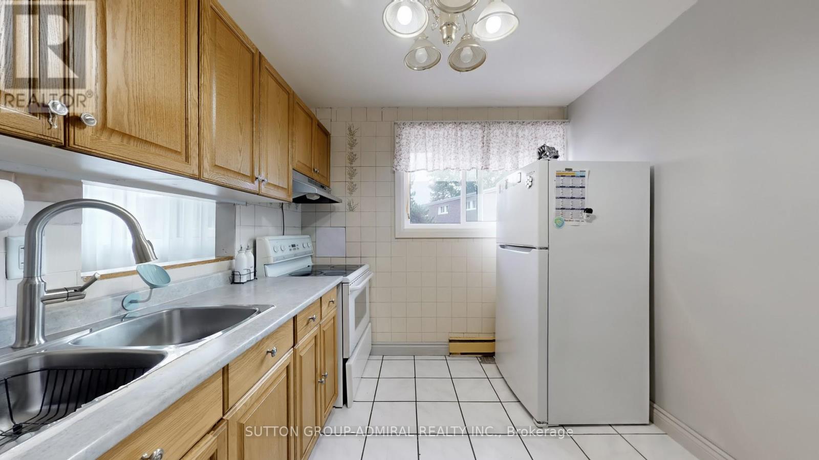 Photo 7 of 812 22 Tandridge Crescent, Toronto ON